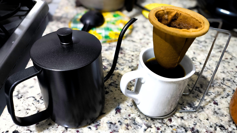 Coffee percolator, coffee mug, and filter