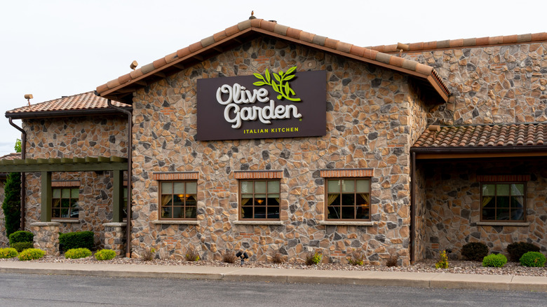The outside of an Olive Garden restaurant
