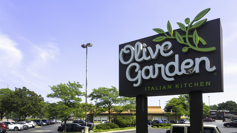 An Olive Garden sign