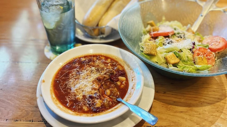 Olive Garden minestrone soup, salad, and breadsticks