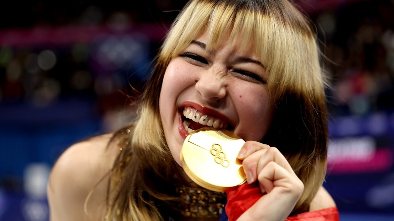 Alysa Liu biting gold medal