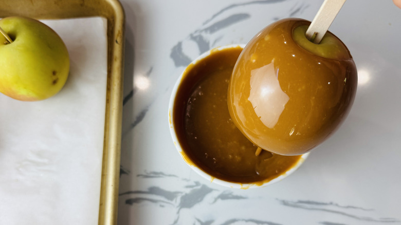 Caramel apple beng dipped
