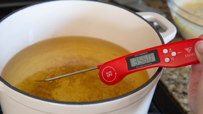 measuring oil temperature in dutch oven