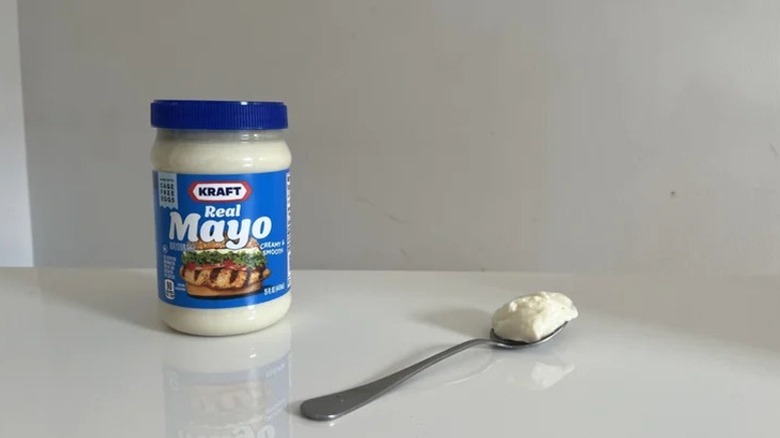 A jar and spoonful of Kraft Mayo