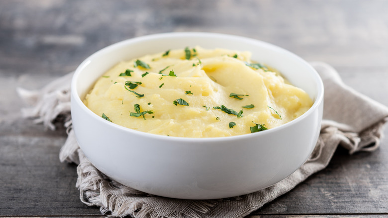 A bowl of mashed potatoes.