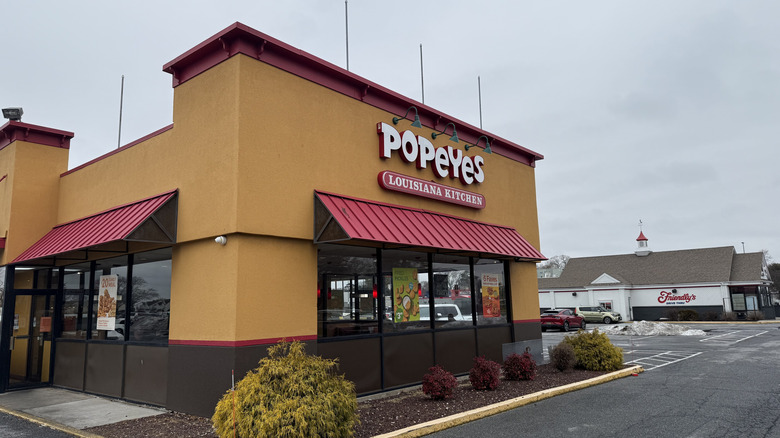 Exterior of a Popeyes
