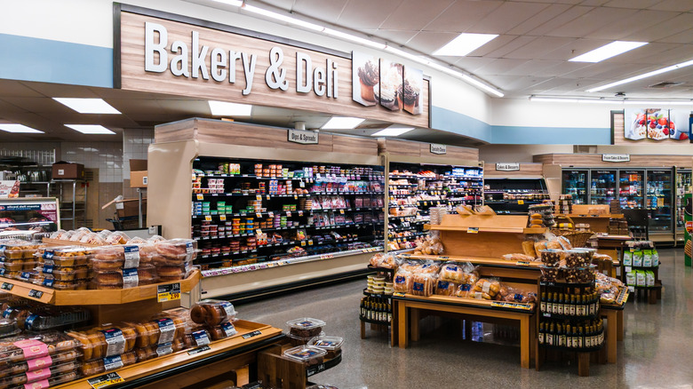 A Publix bakery with food stocked and no one around.