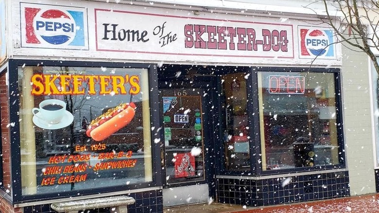 exterior of Skeeter's World Famous Hot Dogs
