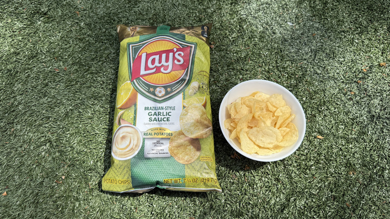 Lay's Brazilian‑Style Garlic Sauce chips in a bag and a bowl