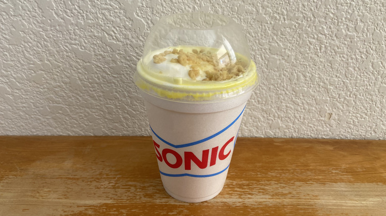 Banana Pudding Blast on wooden table