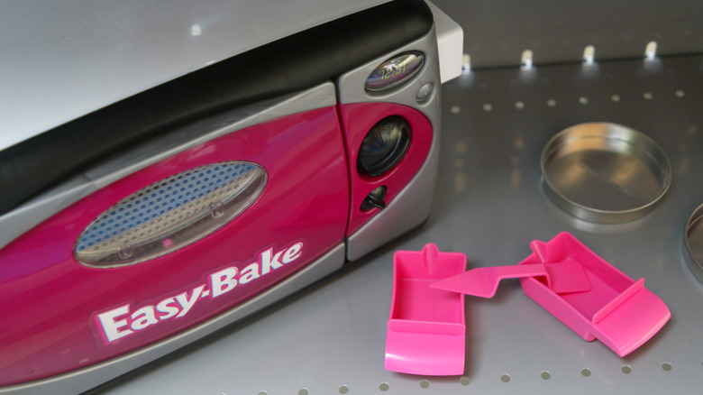 easy bake oven on shelf display with accessories