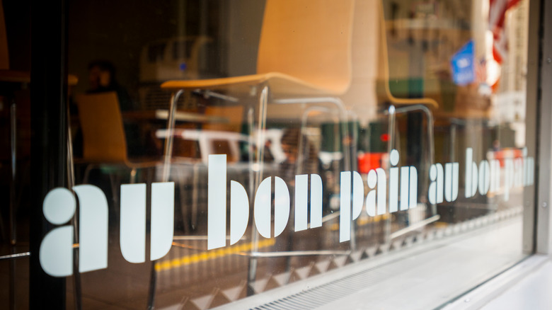 Au Bon Pain restaurant exterior