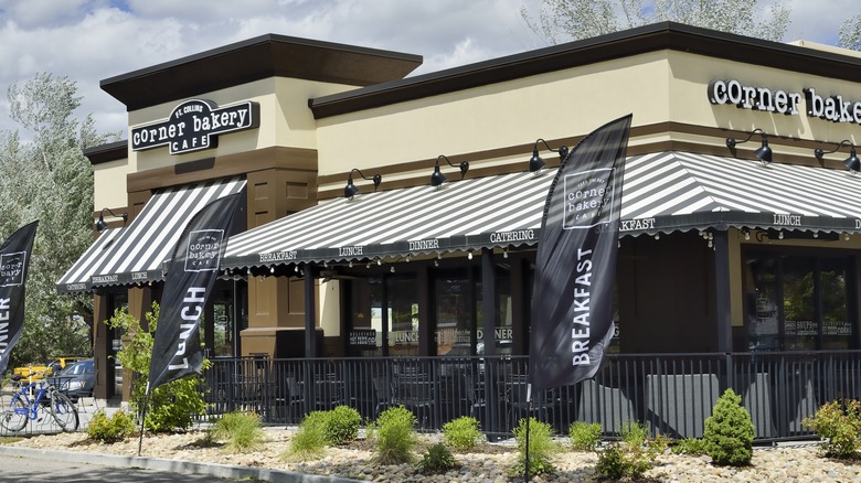 Corner Bakery Café restaurant exterior
