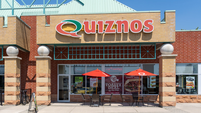 Quiznos restaurant exterior