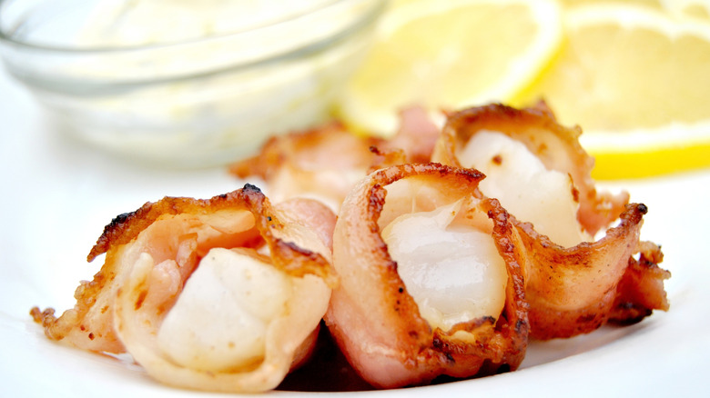 Bacon-wrapped scallops and lemon