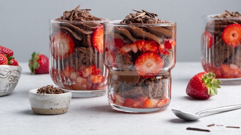 Layers of chocolate pudding with cake and strawberries