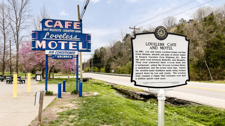 Sign for Loveless Cafe in Tennessee