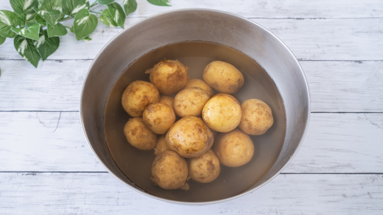 Potatoes soaked in water.