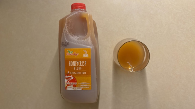 Riveridge Honeycrisp Blend Apple Cider bottle and apple cider in glass