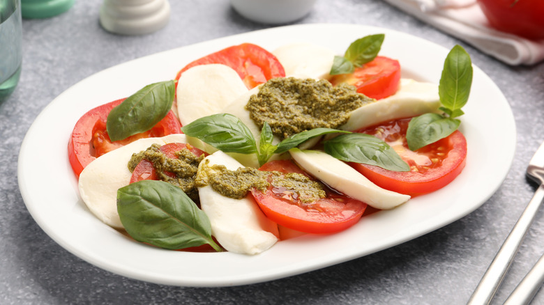 Caprese salad with pesto