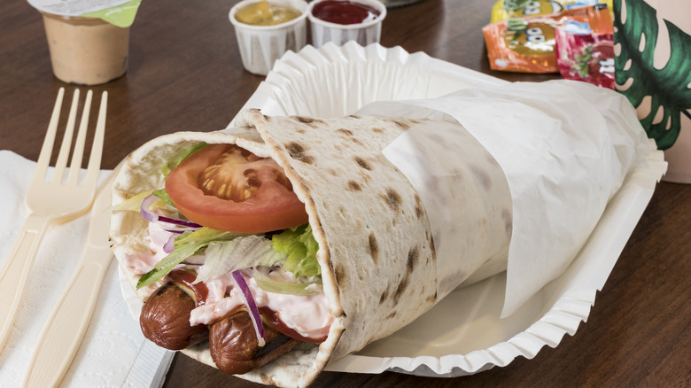 Tunnbrodsrulle on paper plate