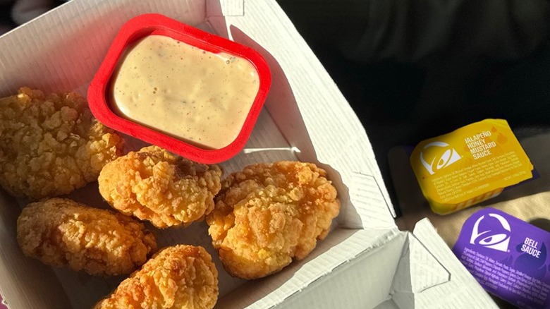 Taco Bell chicken nuggets with assorted dipping sauces