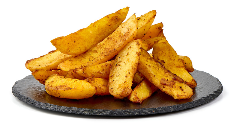 A plate of potato wedges.