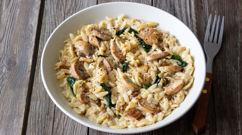 cooked orzo with mushrooms and spinach