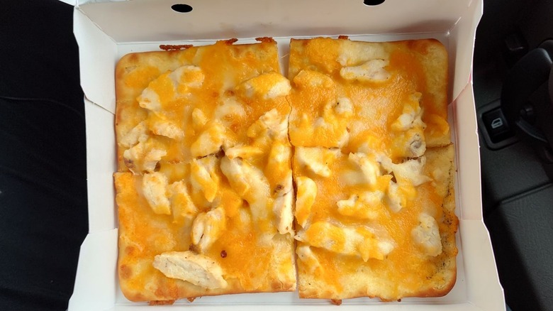 A Sheetz chicken flatbread in a box