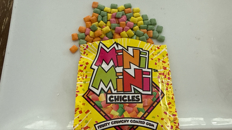Mini mini chicles on a white plate