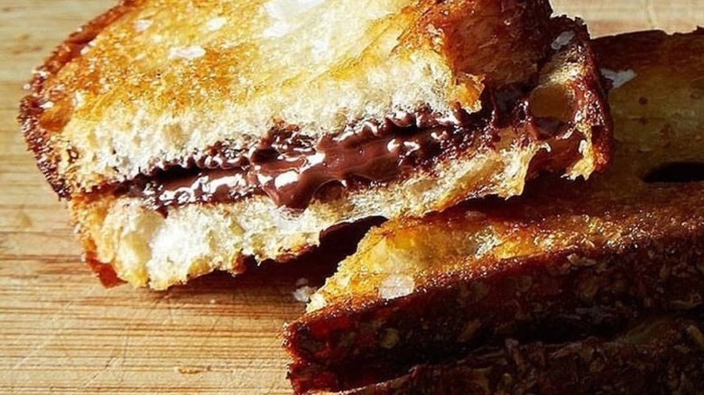grilled cheese sandwich with chocolate hazelnut spread