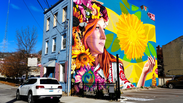 A colorful mural on a building in Cincinnati, Ohio