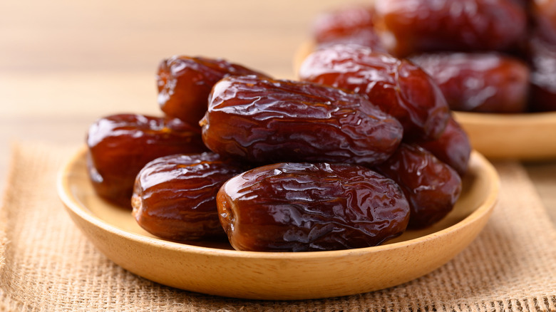 Dates in a wooden plate