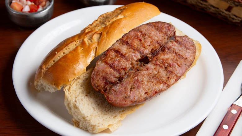 A choripan is a grilled Argentine chorizo ​​sandwich