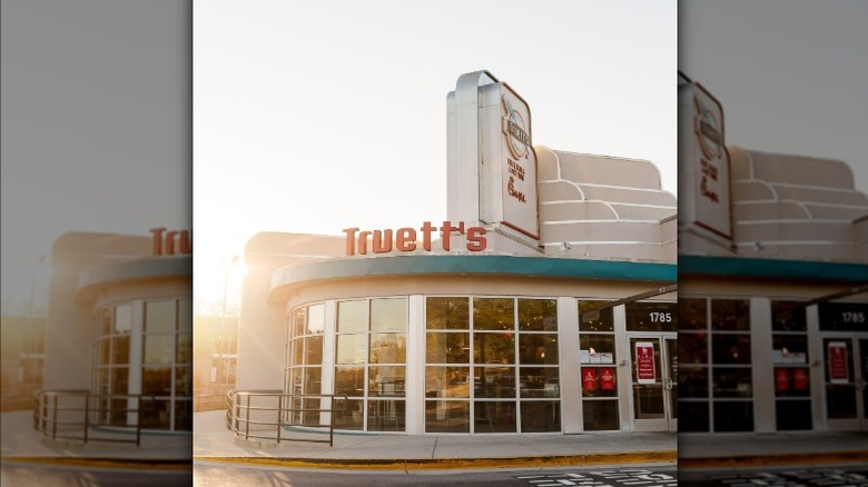 Truett's Grill exterior with sun shining in the background
