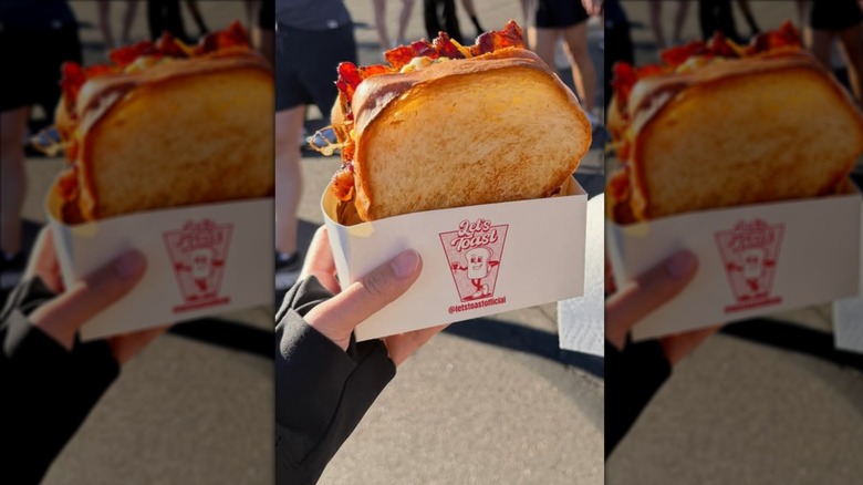 Let´s Toast food truck sandwich in white to-go container