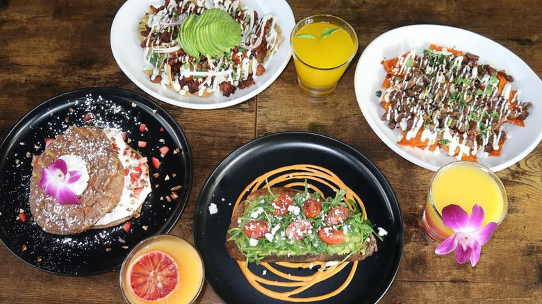 Miches assorted Mexican dishes and drinks on a table