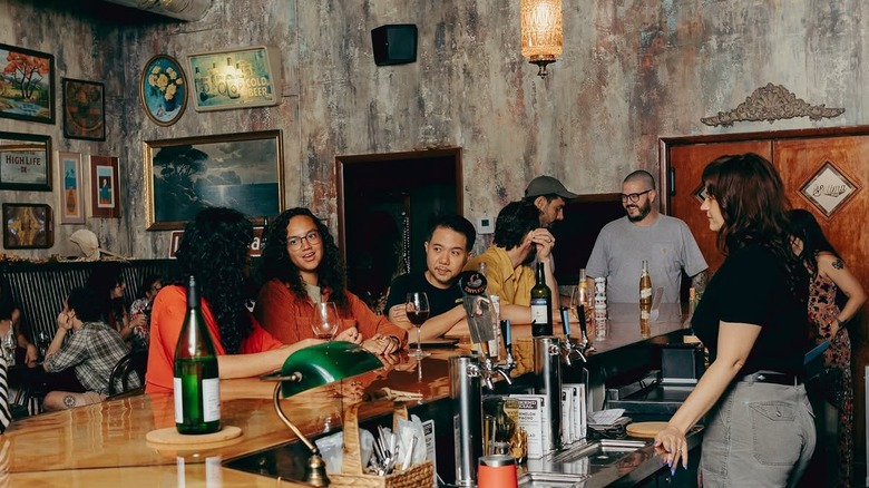 People sitting at the bar at La Sétima Club