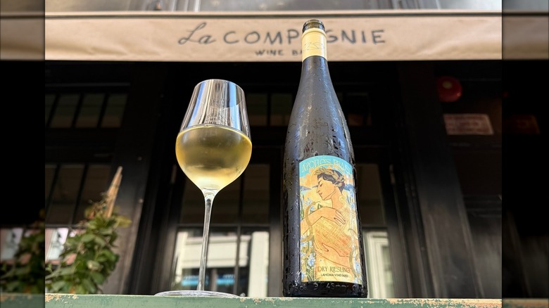 Bottle and glass of dry riesling wine outside of La Compagnie Flatiron