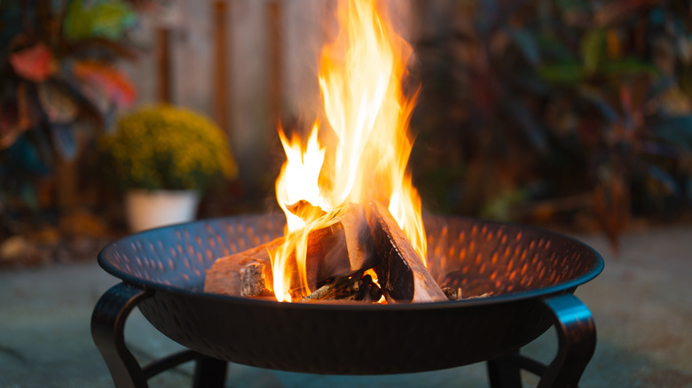 Outdoor fire pit