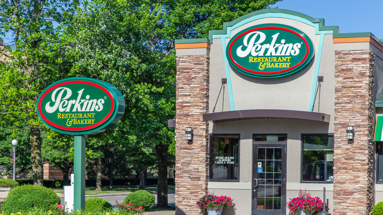 Exterior shot of Perkins restaurants in late 2010s.