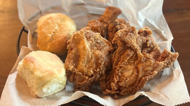 Plate of fried chicken and dinner rolls from buffet at Michie Tavern ca. 1784