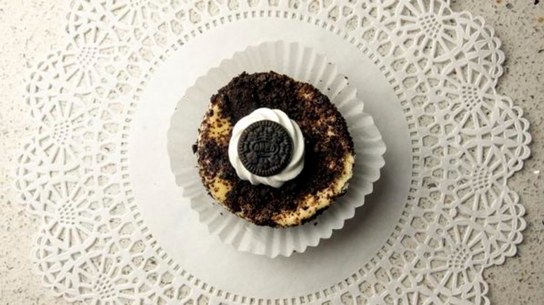 Eileen's Special Cheesecake Cookies-N-Cream mini individual cheesecake