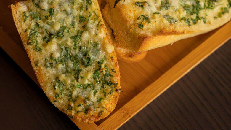 garlic bread with parmesan and parsley