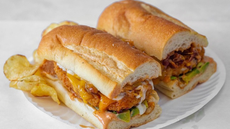 Ray & Mike´s Deli Chicken Sandwich on white plate with potato chips