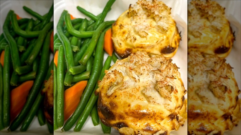 Crab cakes with sides of green beans and carrots at Riggins Crabhouse
