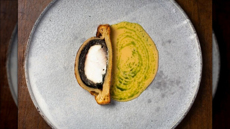 Fish en croûte on grey plate