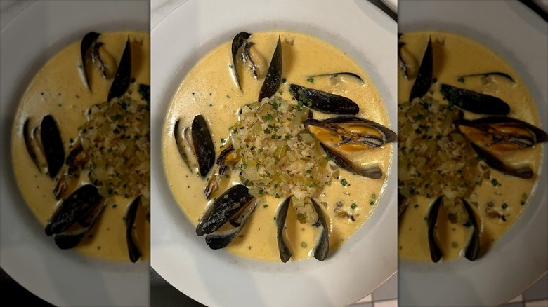 Mussels in a yellow broth