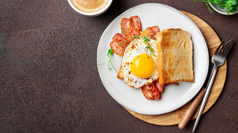 fried egg on toast with bacon