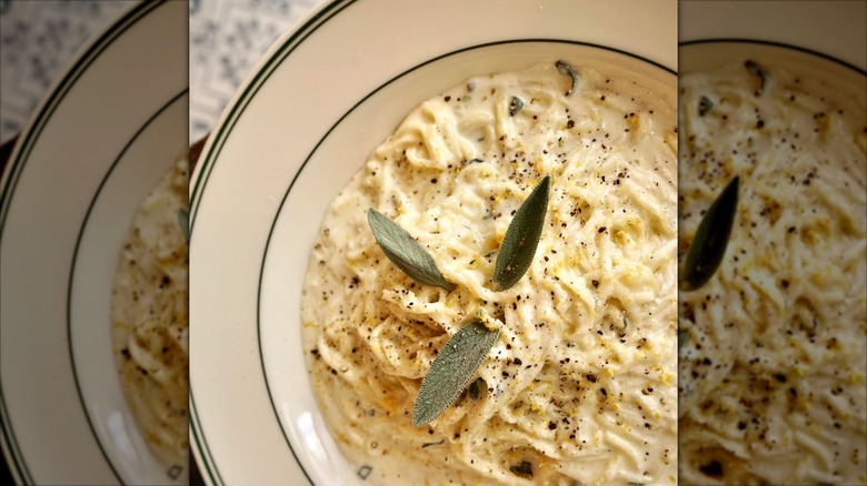 Cacio e pepe pasta in a bowl